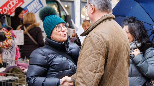 Ferrara, Anselmo “pop” tra le bancarelle: «C’era bisogno di uno come te»