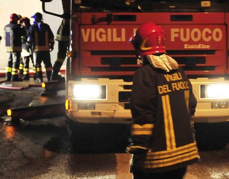 Prato, ladri in pizzeria rubano l’incasso e appiccano il fuoco
