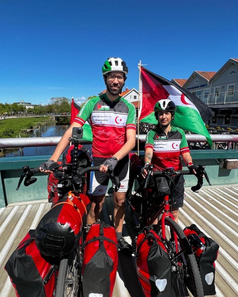 
	Sanna Ghotbi e Benjamin Ladraa, i due ciclisti svedesi impegnati per la causa del popolo Saharawi


