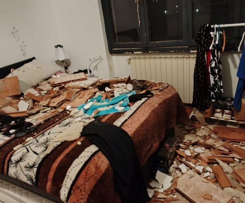 Un grosso pezzo di soffitto è venuto giù finendo sul letto della camera matrimoniale di un appartamento all’ultimo piano di un condominio in via Antonio Pisano