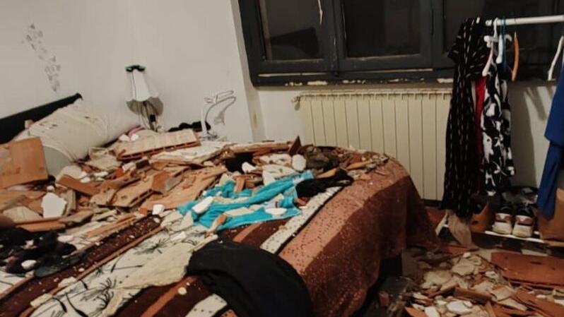 Un grosso pezzo di soffitto è venuto giù finendo sul letto della camera matrimoniale di un appartamento all’ultimo piano di un condominio in via Antonio Pisano