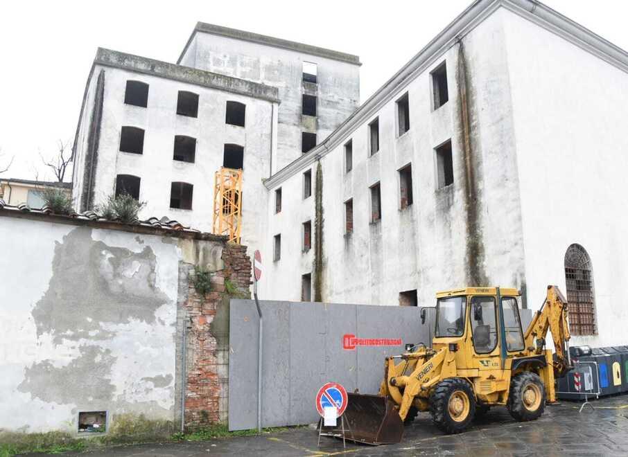 Lucca, lavori all’ex cartiera Pasquini: saranno realizzati 30 appartamenti fronte Mura