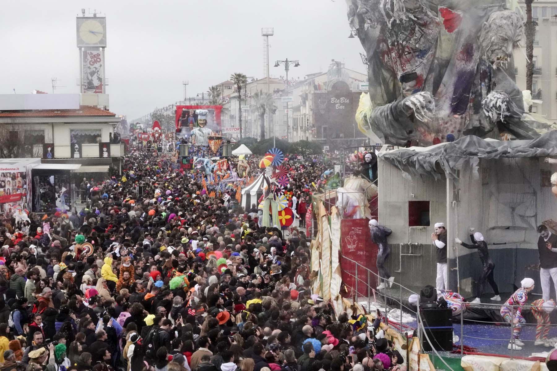 Carnevale di Viareggio, si preannuncia un verdetto al fotofinish: chi può ambire al primo posto