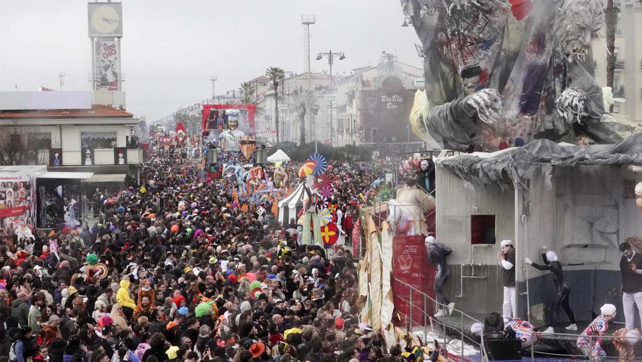 Carnevale di Viareggio, si preannuncia un verdetto al fotofinish: chi può ambire al primo posto