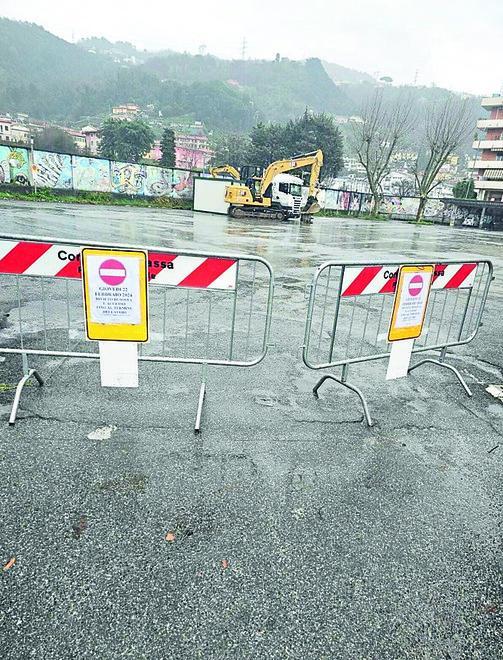 Foto del parcheggio chiuso all’ex deposito Cat