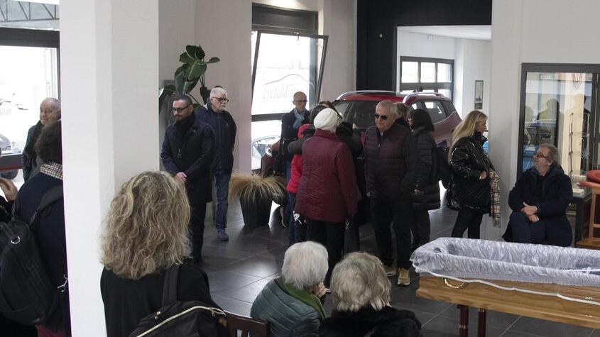 La camera ardente allestita ieri (foto Agenzia Bf)
