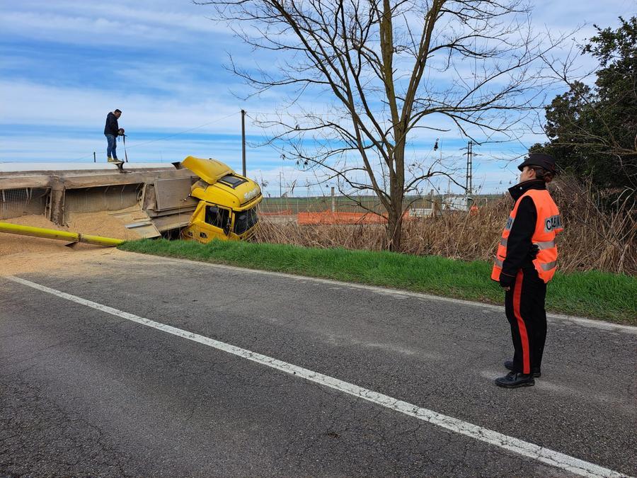 Codigoro, bilico si ribalta, strada chiusa