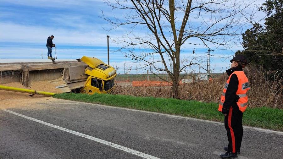 Codigoro, bilico si ribalta, strada chiusa
