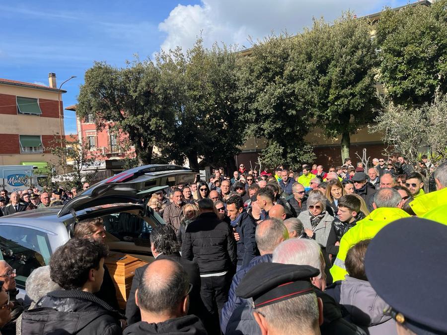Morto nel cantiere Esselunga, in mille per l'addio a Luigi Coclite: «Non sono incidenti ma omicidi»