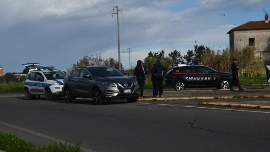 Polizia locale e carabinieri nel luogo in cui è stato investito il pedone