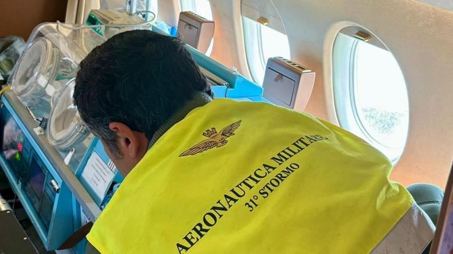 Bimbo di un giorno con un grave problema al cuore da Cagliari a Milano con un aereo militare