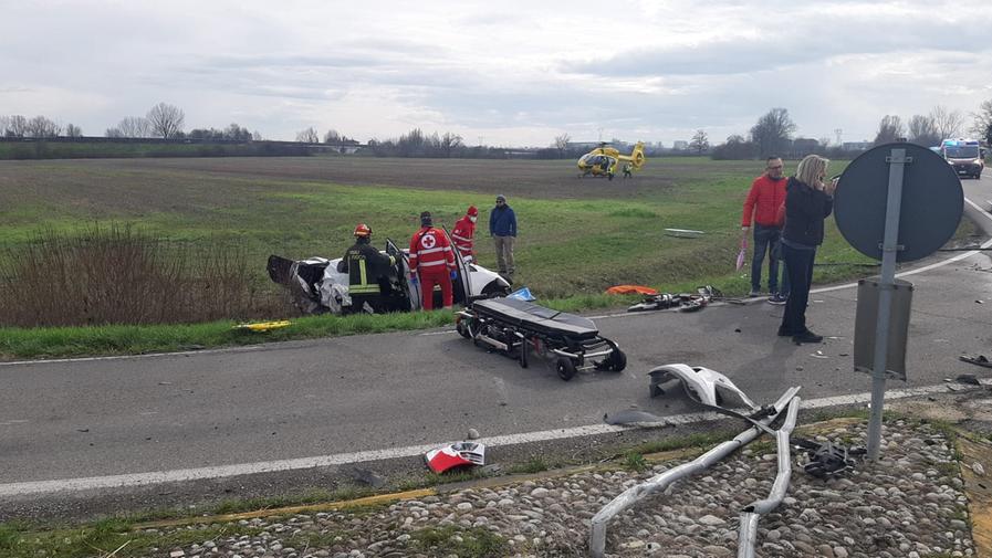 Scontro frontale a Rolo, due donne ferite