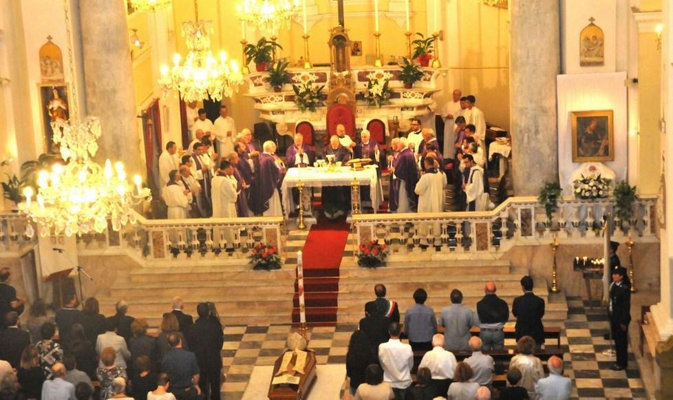 L’ultimo saluto a monsignor Curis 