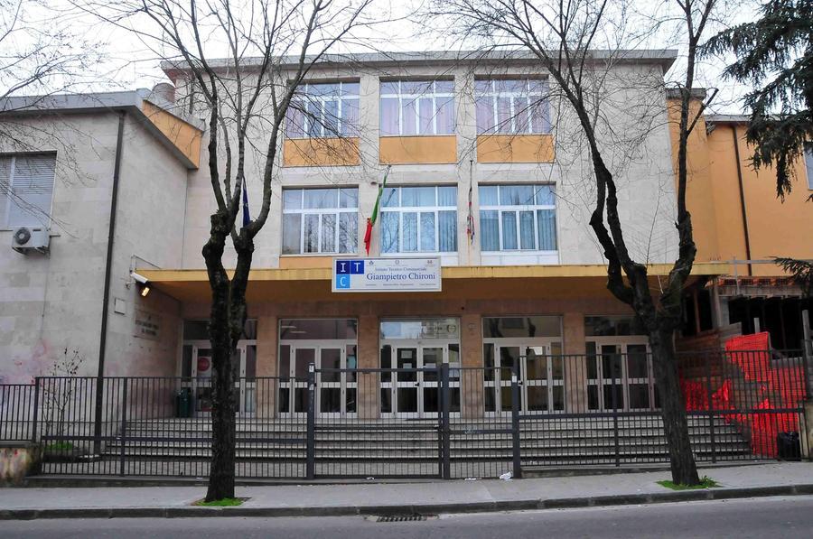 
	L'ingresso principale dell'Istituto tecnico "Chironi" di via Toscana

