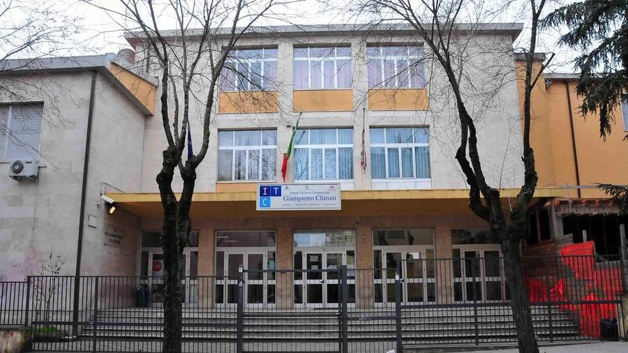 L'ingresso principale dell'Istituto tecnico "Chironi" di via Toscana