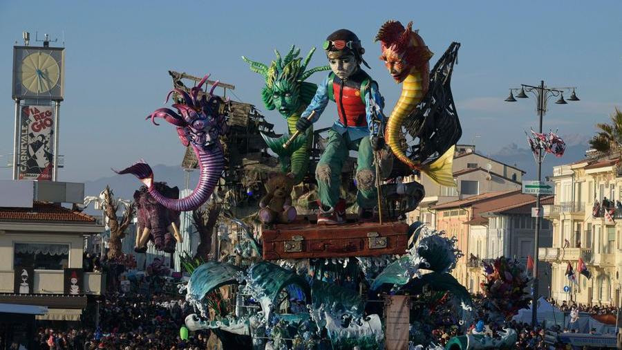 Carnevale di Viareggio, il carro vincitore è “Va’ dove ti porta il cuore...” – Video