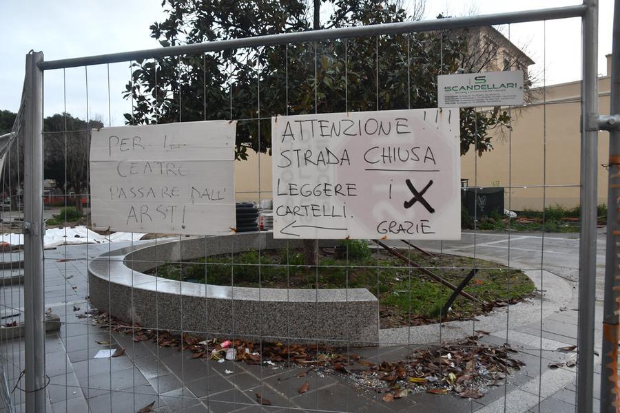 
	Cartelli davanti al cantiere di piazza Manno

