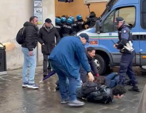 Manganellati a Pisa, aperta l’inchiesta: in Procura i video della polizia<br>
