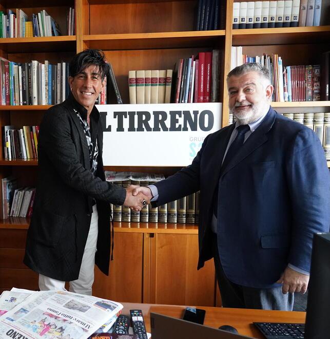 
	Sandro Giacomelli, socio della Leg (Live Emotion Group) insieme a Tania Ferri ed Elisabetta De Luca, con il direttore del Tirreno Cristiano Marcacci&nbsp;

