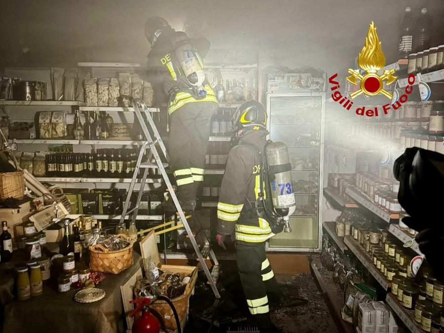 Montecatini Valdicecina, incendio in una cooperativa agricola nella notte