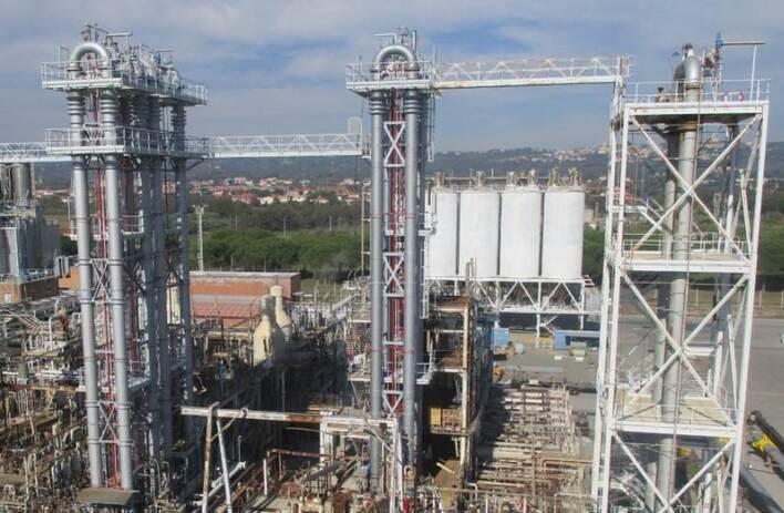 Un impianto dello stabilimento Ineos di Rosignano (foto d’archivio)