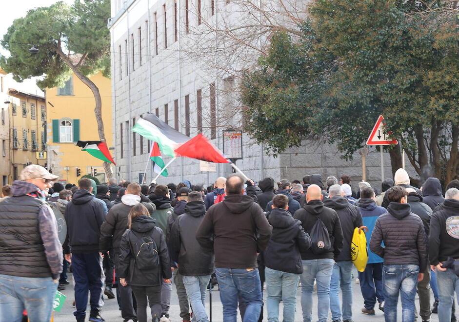 Pisa, la quattordicenne manganellata: «Piena di lividi e colpita alle spalle, sentivo le urla dei miei amici»