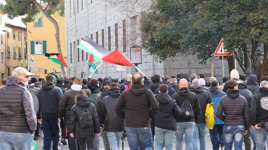 Pisa, la quattordicenne manganellata: «Piena di lividi e colpita alle spalle, sentivo le urla dei miei amici»