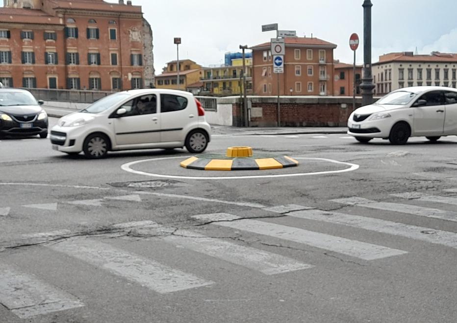 Nella foto la nuova rotatoria posizionata all’incrocio tra lungarno Mediceo e via Santa Marta