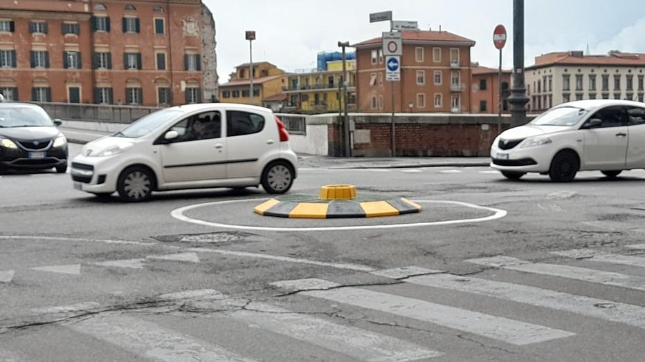 Nella foto la nuova rotatoria posizionata all’incrocio tra lungarno Mediceo e via Santa Marta