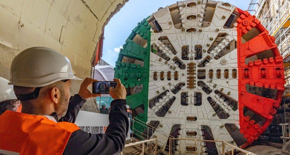 La “talpa” Iris prosegue la sua marcia a venti metri nel sottosuolo e tra qualche settimana raggiungerà l’edificio dell’Esselunga di via Masaccio