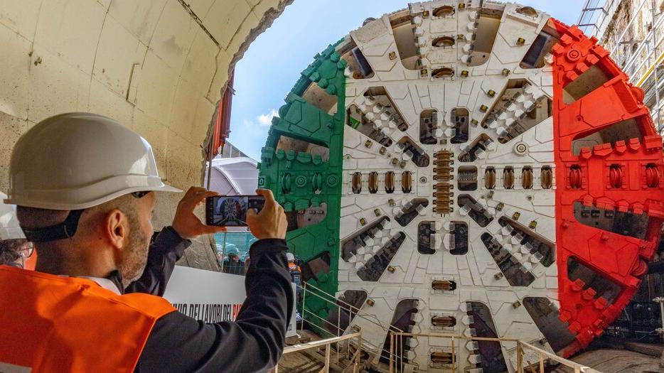 La “talpa” Iris prosegue la sua marcia a venti metri nel sottosuolo e tra qualche settimana raggiungerà l’edificio dell’Esselunga di via Masaccio