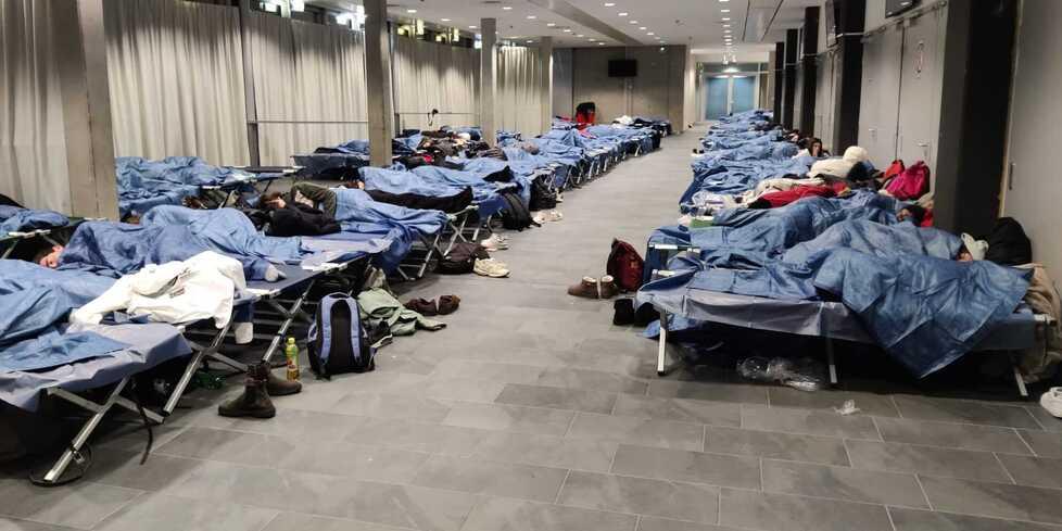 Gli studenti dormono nel palazzetto dello sport di Innsbruck