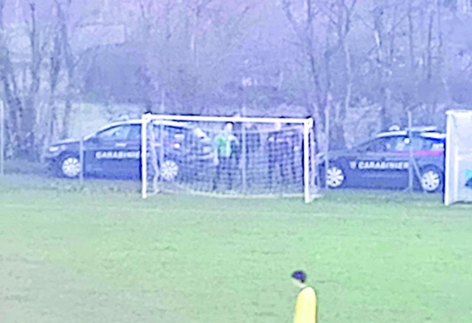 Lite al campo sportivo, arrivano i carabinieri