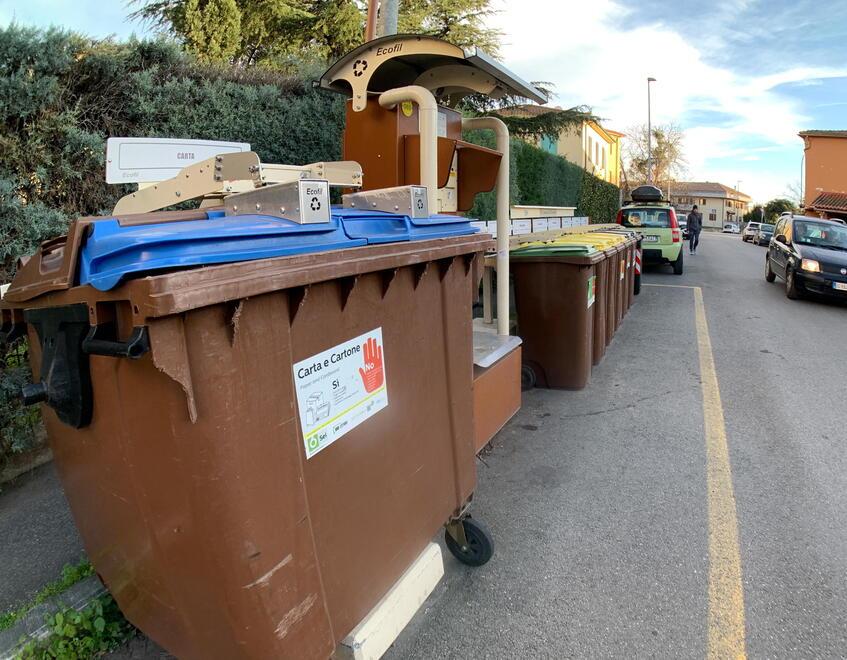 L’isola ecologica di via Giacosa dove era avvenuto il primo episodio (foto Agenzia Bf)