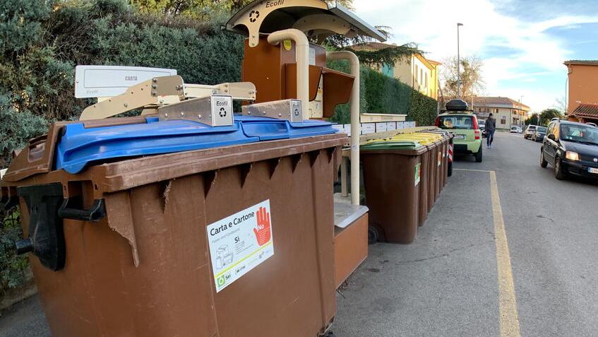 L’isola ecologica di via Giacosa dove era avvenuto il primo episodio (foto Agenzia Bf)