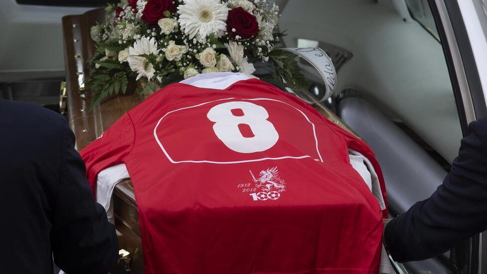 L’ultimo saluto a Enrico Marini .Sul feretro la maglia numero 8<br>