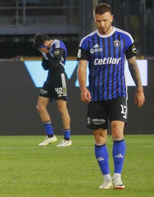 Mlakar e Barbieri alla fine della partita: la delusione sulle loro facce è eloquente (foto Muzzi)