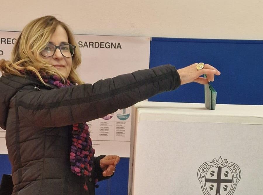 La candidata governatrice Lucia Chessa vota ad Austis