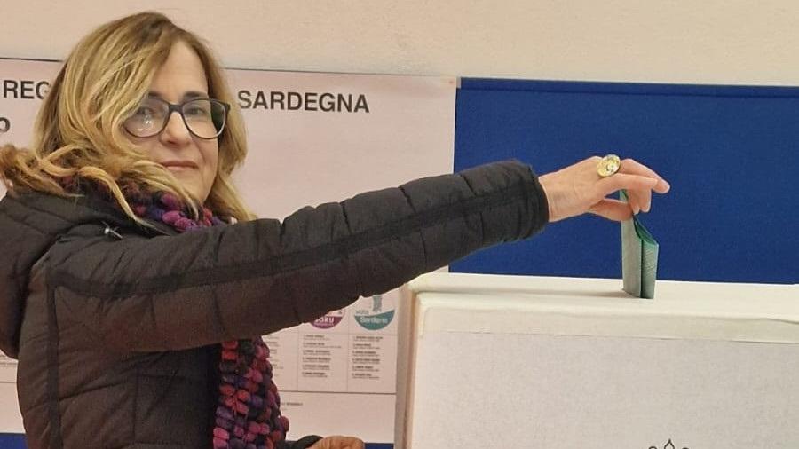 La candidata governatrice Lucia Chessa vota ad Austis