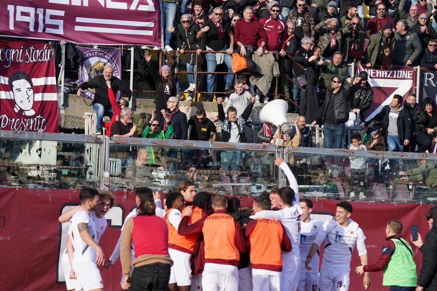
	I festeggiamenti amaranto (foto Franco Silvi)

