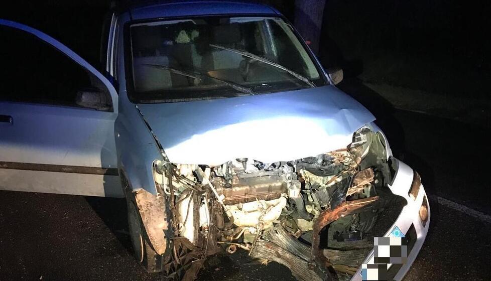 Cecina, auto contro un pino: due giovani finiscono al pronto soccorso