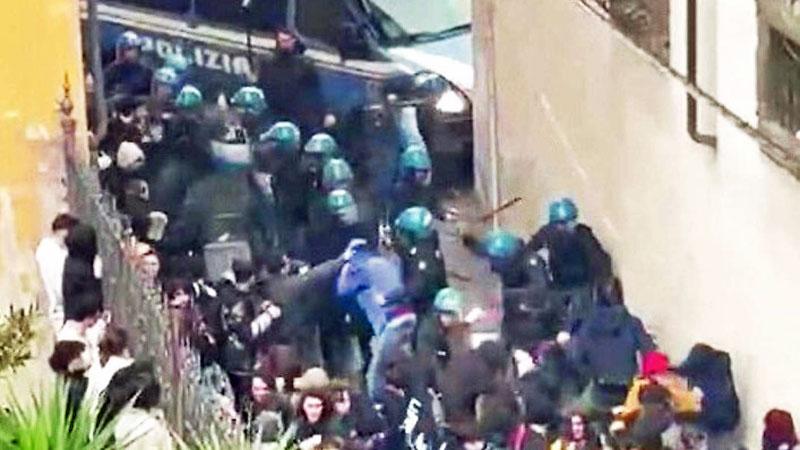 Studenti manganellati a Pisa, 39 presidi chiedono un incontro al prefetto: «Chiarezza sull’operato delle forze dell’ordine»