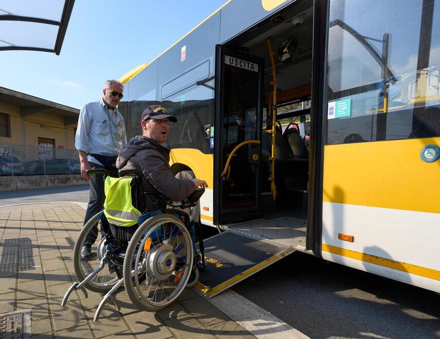 Isacco Cantini alle prese con la pedana troppo ripida per salire su un autobus