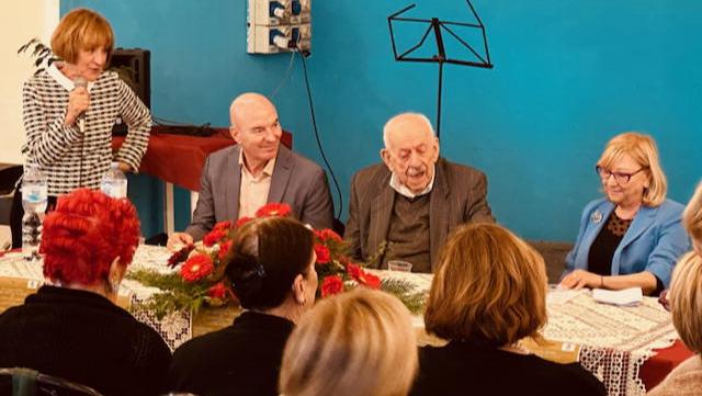 Livorno, i racconti al circolo diventano il libro di Livio Ceccarelli: «Aneddoti e ricordi dei miei 94 anni»<br>