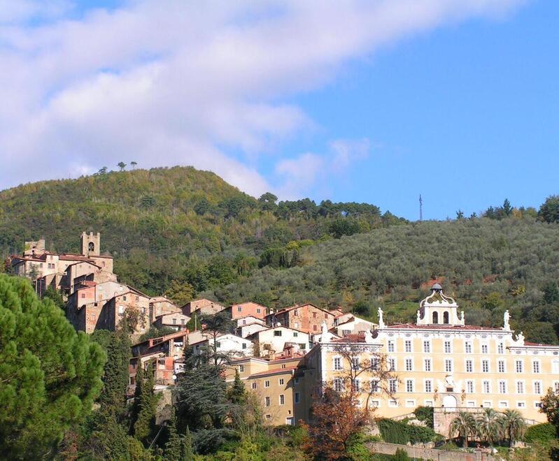 Una panoramica del paese di Collodi Castello al centro dell’ultima polemica politica