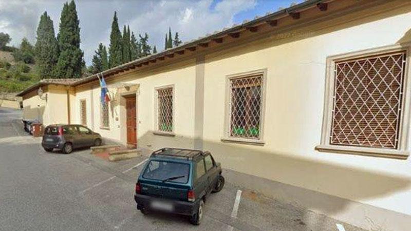 Ingresso della scuola dell’infanzia “La Grotta delle Fate” (foto da Google Street View)