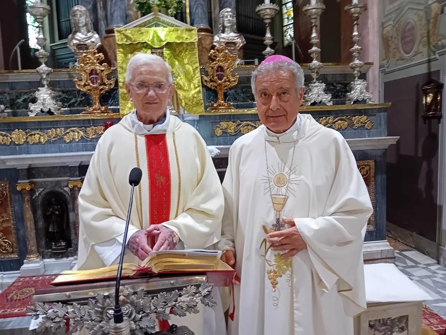 
	Don Tarcisio Stucchi insieme al vescovo Giovanni Nerbini

