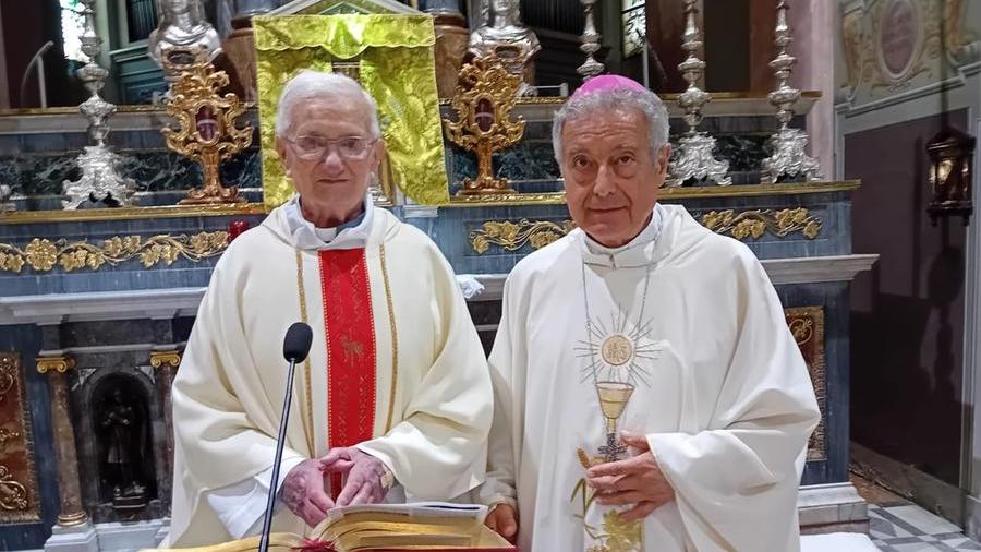 Don Tarcisio Stucchi insieme al vescovo Giovanni Nerbini