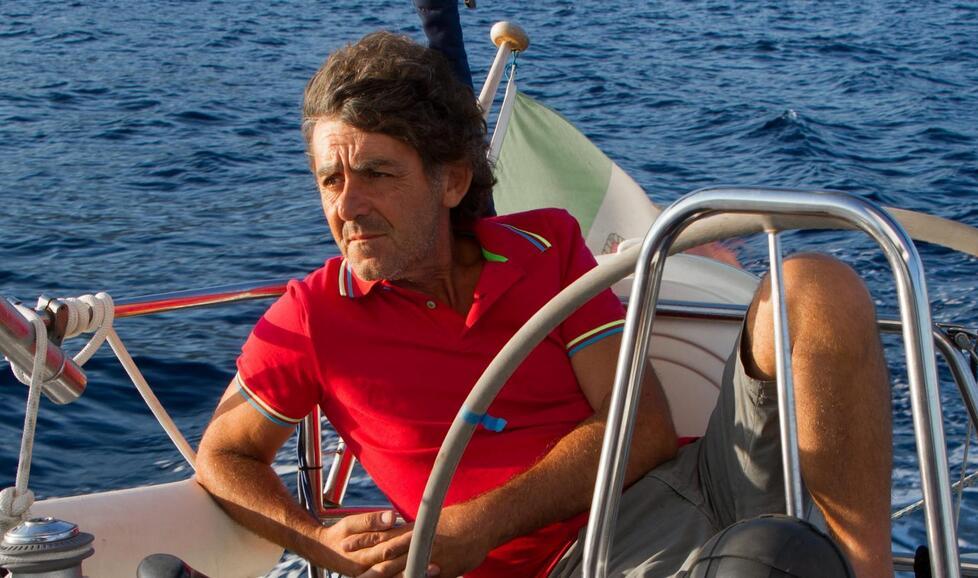 Andrea Nocentini in barca nella foto pubblicata dal Quartiere Porta Crucifera