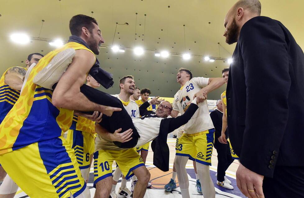 A destra, la festa dei gialloblù a fine gara con il vice allenatore Formica portato in trionfo (foto Paolo Barlettani)